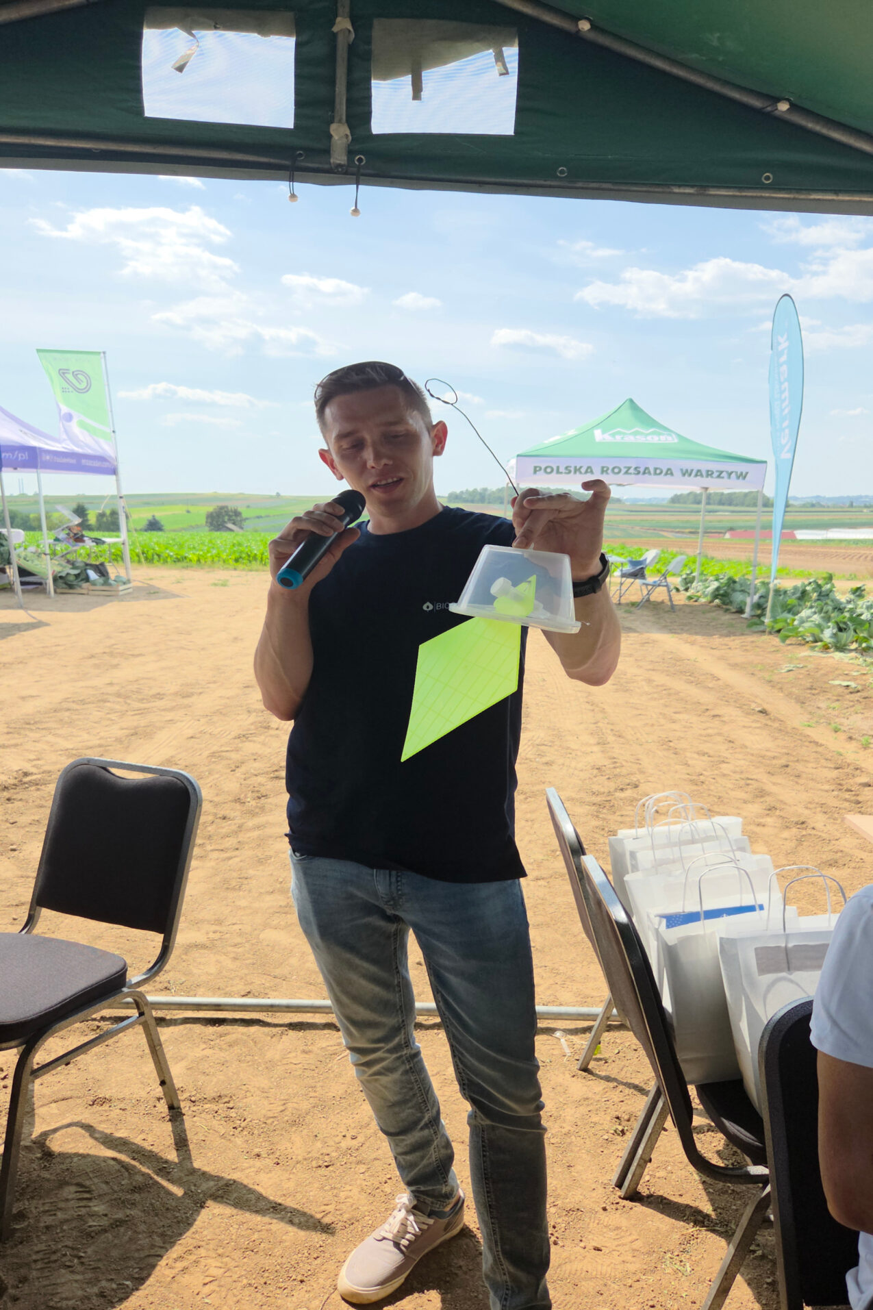 Mateusz Gracka z firmy Biocont prezentuje pułapkę na śmietkę (fot. PB)