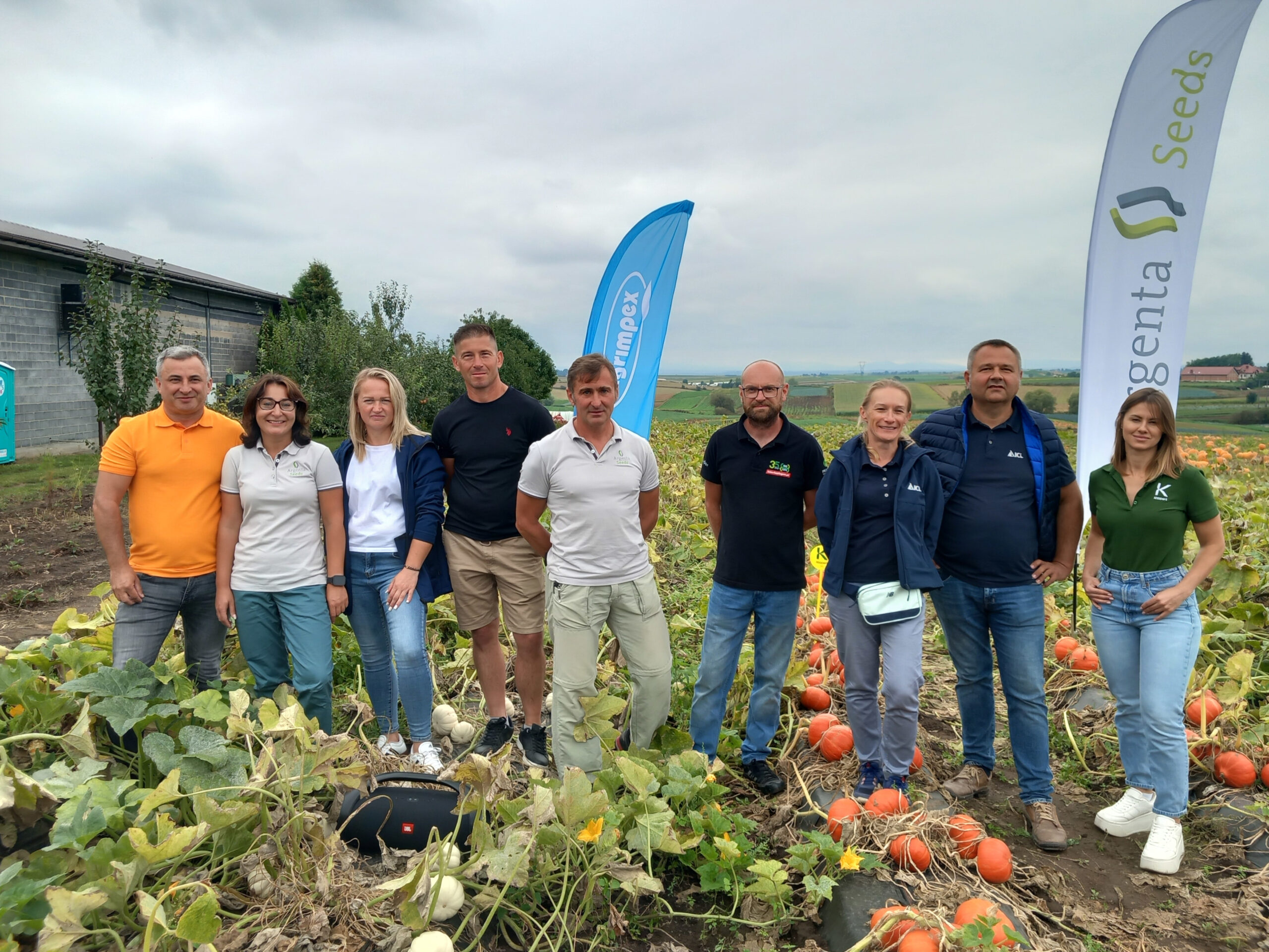 Organizatorzy spotkania wraz z właścicielami gospodarstwa, fot. PB