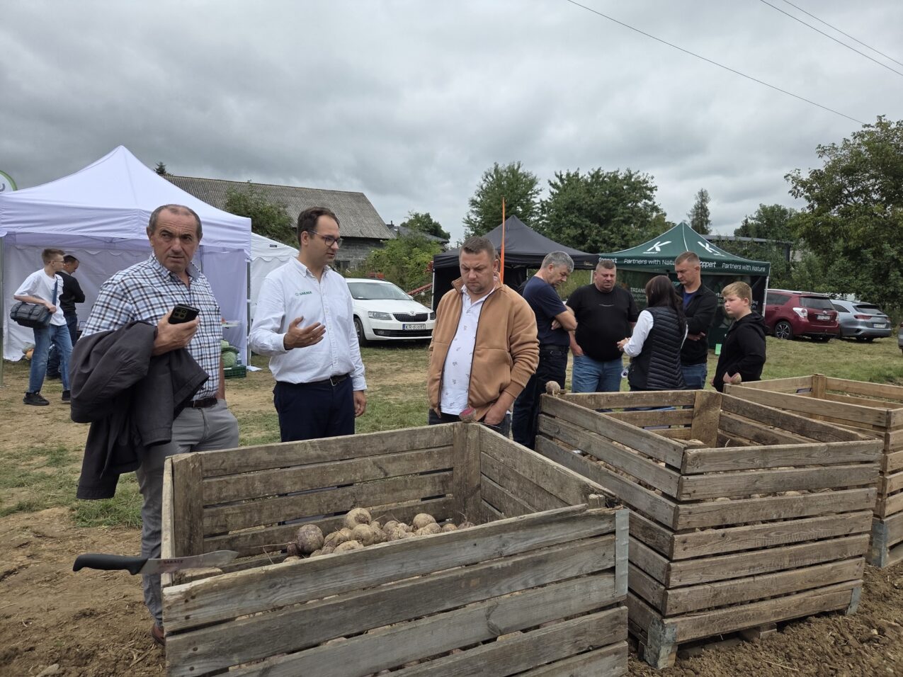 Po spotkaniu można było porozmawiać o asortymencie odmianowym buraków ćwikłowych, fot. PB