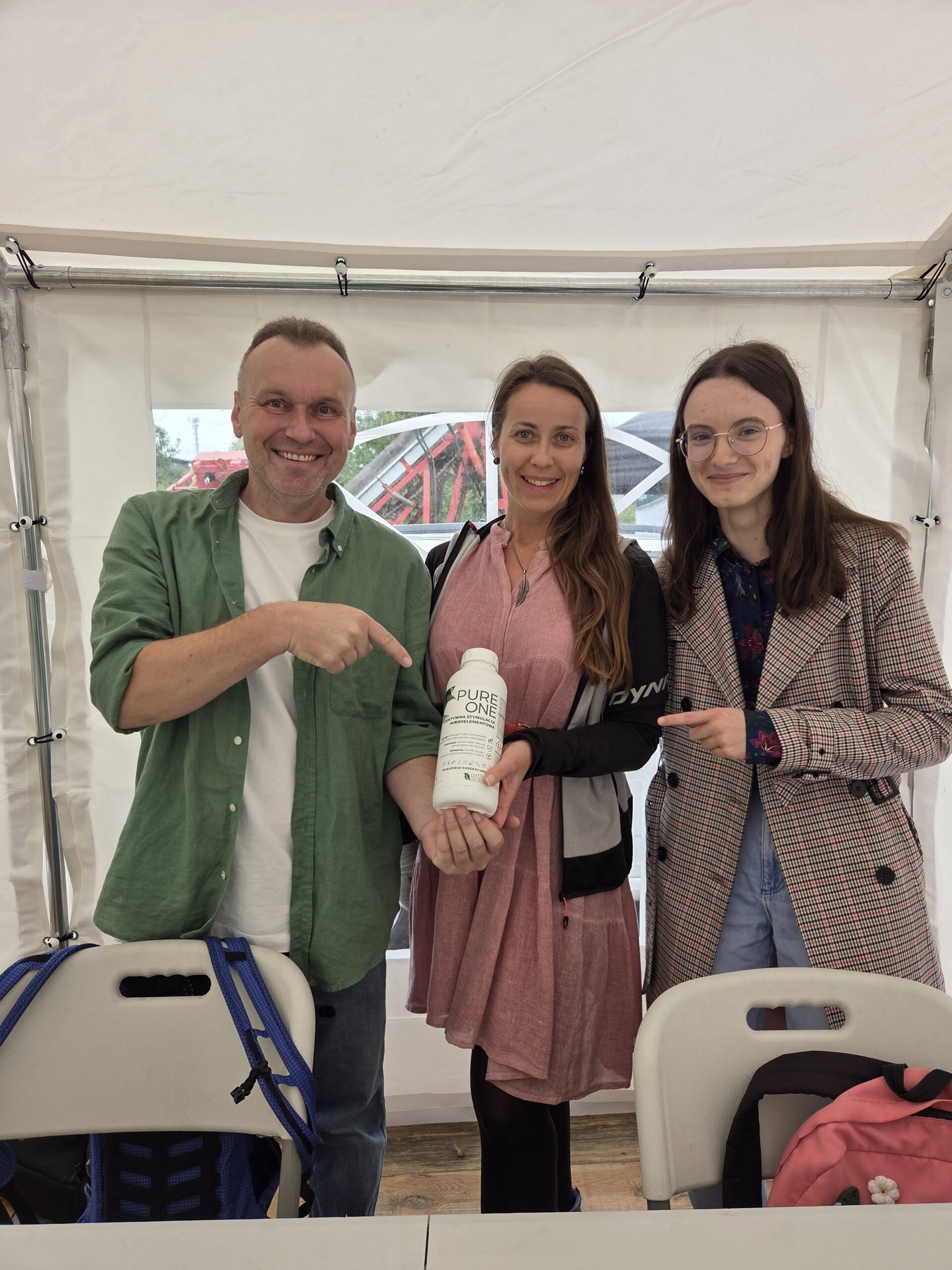 Damian Micyk - gospodarz spotkania w towarzystwie przedstawicielek Insignes Labs (fot. PB)