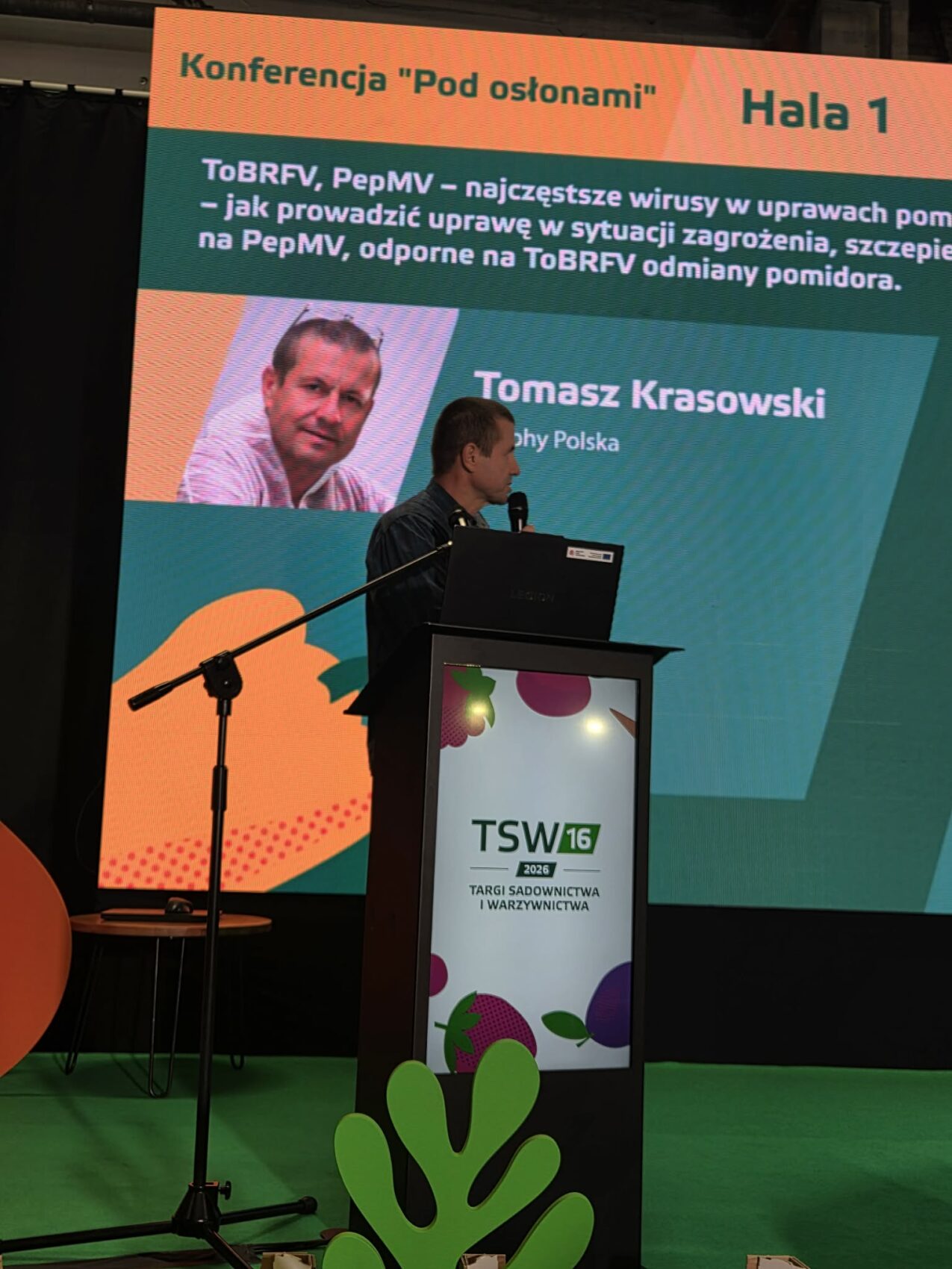 Tomasz Krasowski - niezależny doradca uprawowy, wcześniej Delphy - mówił na temat problemów w uprawach pomidora związanych z porażeniami przez ToBRFV i PepMV oraz o tym, jak prowadzić uprawę w warunkach zagrożenia tymi patogenami (fot. AW)