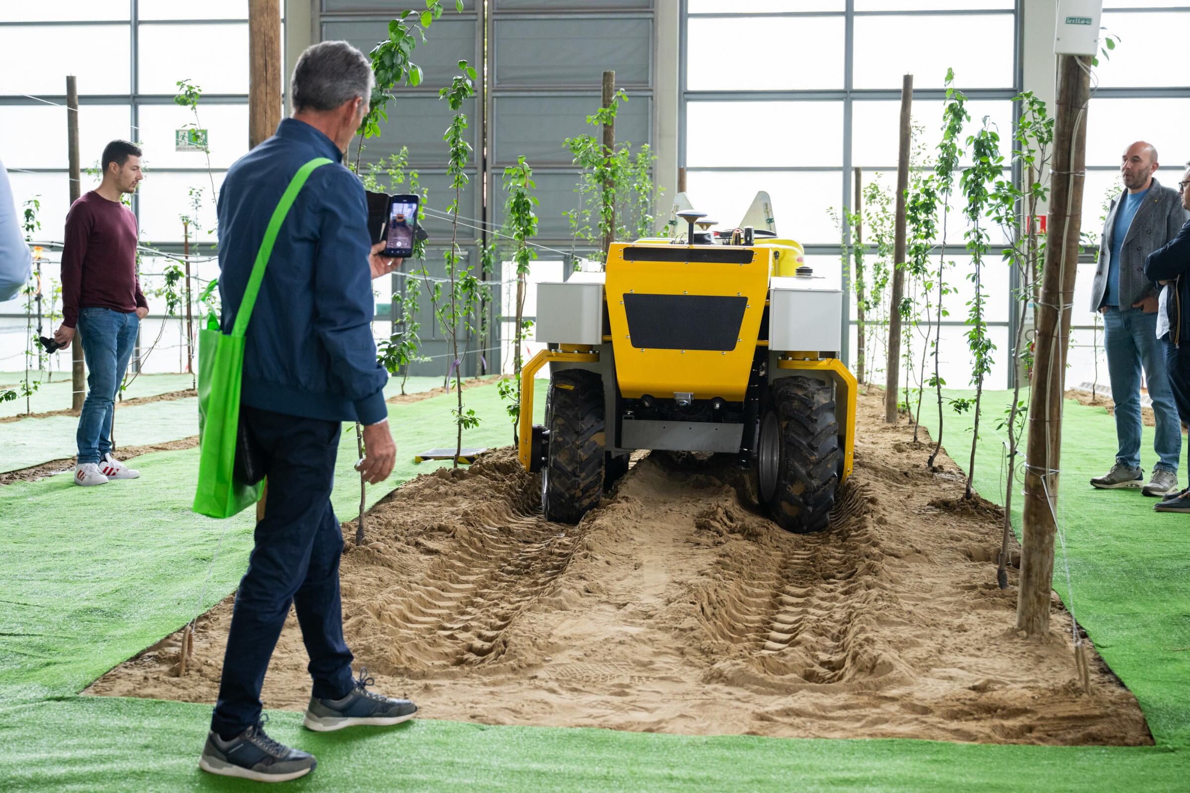 Targi Macfrut w Rimini - zaprezentowane zostaną przykładowe "poletka" i technologie uprawy. Traktorek.