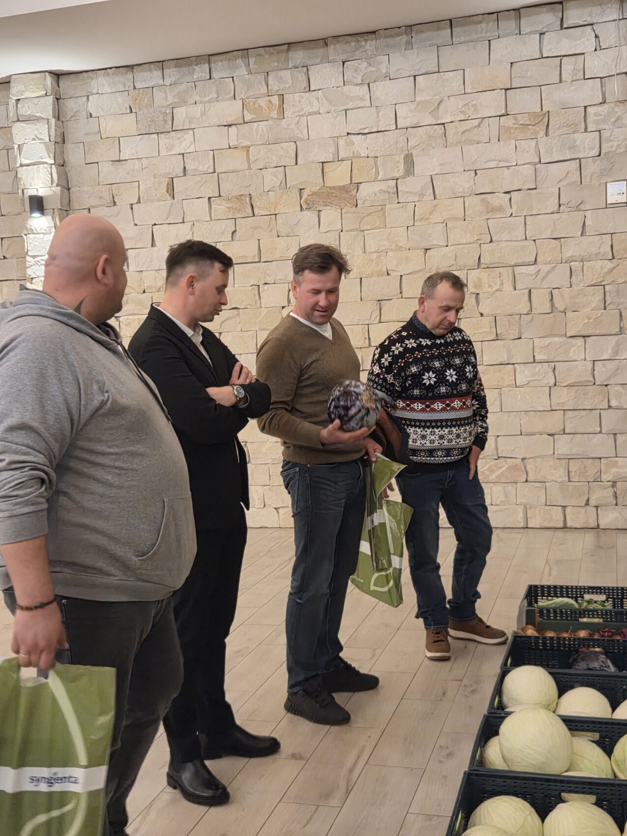 Jakub Minor po części oficjalnej odpowiadał na pytania producentów dotyczących odmian kapust na poszczególne cykle, fot. PB