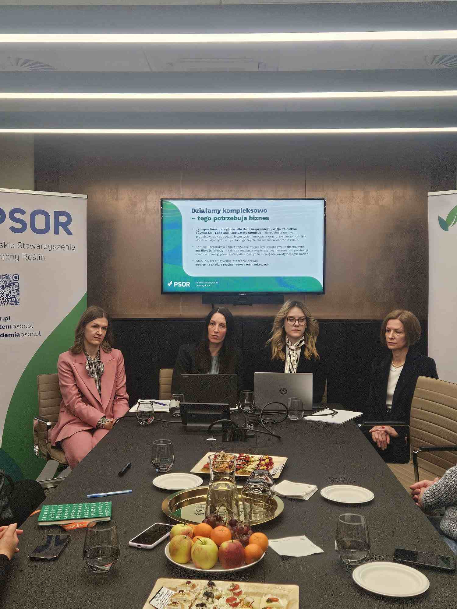 Na zdjęciu od lewej: Anna Pach (specjalista PSOR), Małgorzata Bojańczyk (Dyrektor Generalna PSOR), Natalia Bączyk (Koordynator ds. projektów zrównoważonych PSOR), Izabela Wawerek (Specjalista PSOR) Śniadanie prasowe PSOR, Małgorzata Bojańczyk