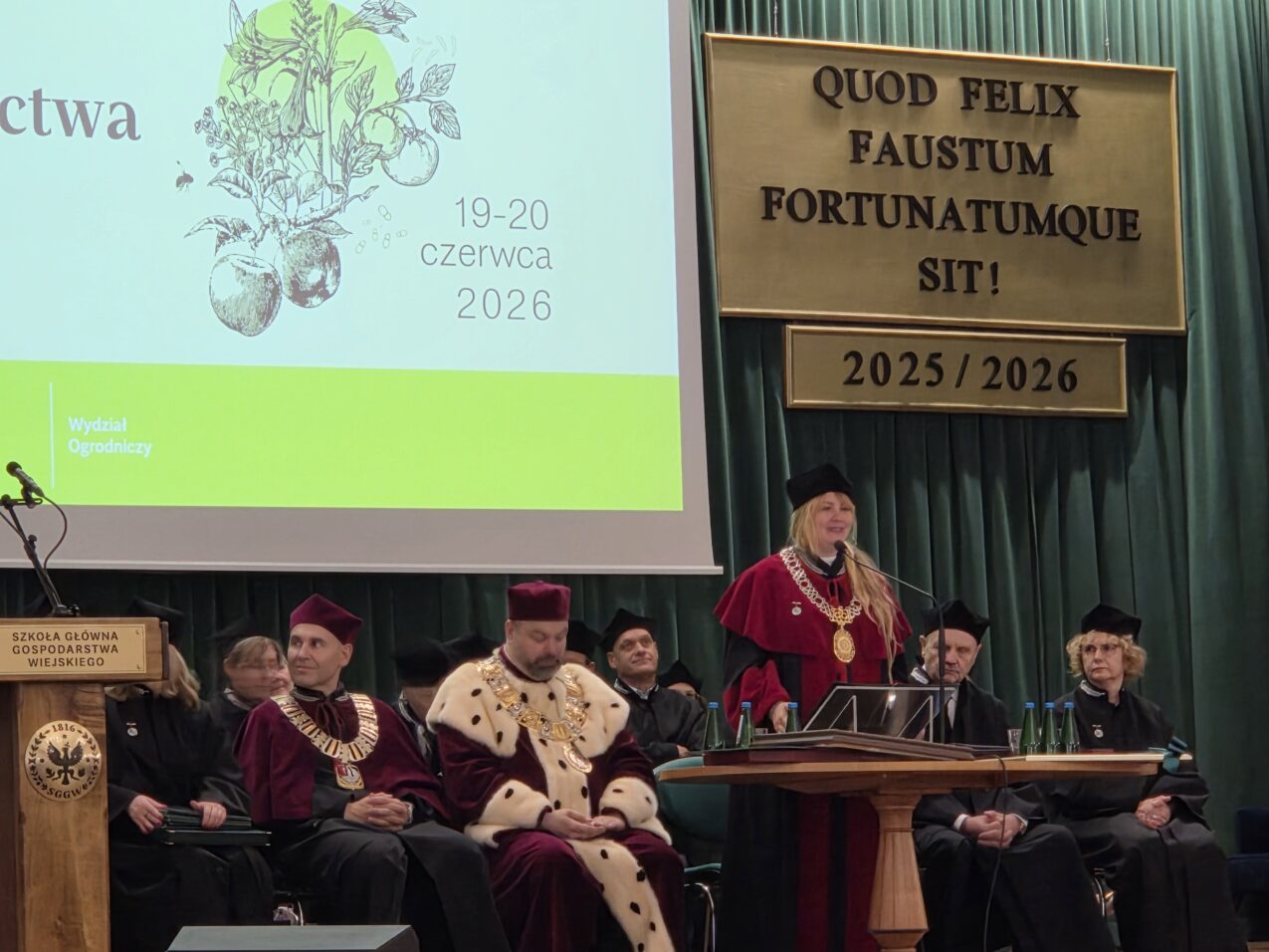 Konferencja Naukowa „Ziemia. Roślina. Odpowiedzialność” – wystąpienie dr hab. Ewy Zaraś, dziekan Wydziału Ogrodniczego SGGW (fot. AW)