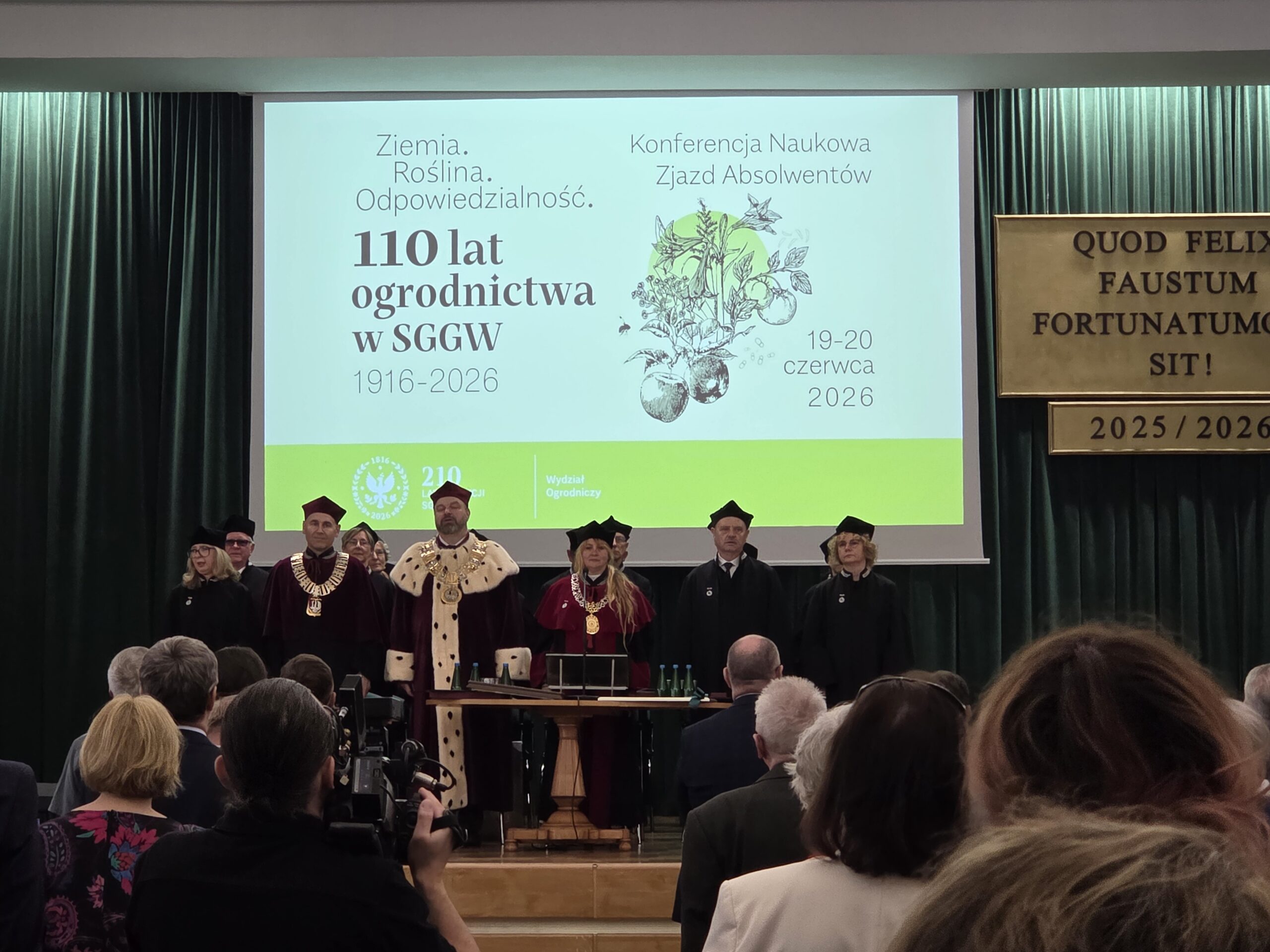 Władze SGGW i Wydziału Ogrodniczego podczas jubileuszowej Konferencji Naukowej "Ziemia. Roślina. Odpowiedzialność. "