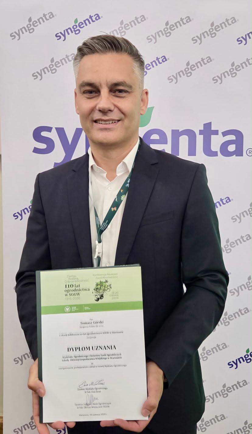 Dyplom uznania z okazji jubileuszu 110 lat ogrodnictwa w SGGW prezentuje Tomasz Górski – dyrektor na Europę Środkową działu nasion warzyw firmy Syngen