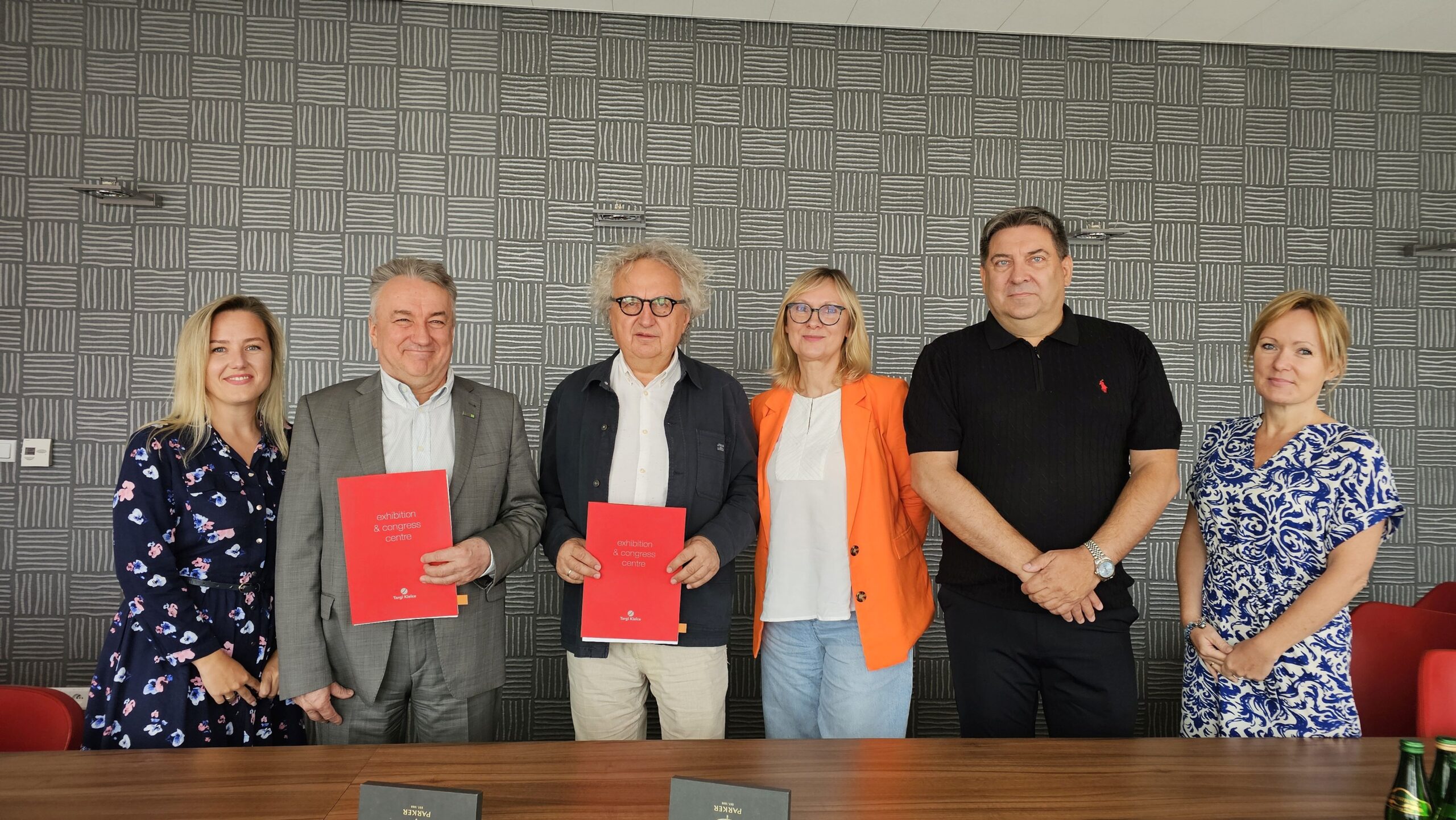 Dyrektor targów TSW i prezes Oficyny Wydawniczej Oikos Jacek Kłudka oraz prezes Targów Kielce dr Andrzej Mochoń podpisali umowę o pięcioletniej współpracy (fot. TSW)